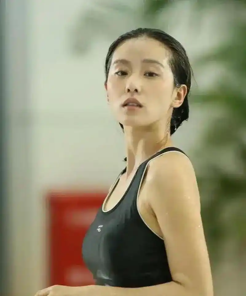 淡颜系的刘诗诗难得的泳装 挺喜欢早期的刘诗诗,淡雅的气质给人很美好