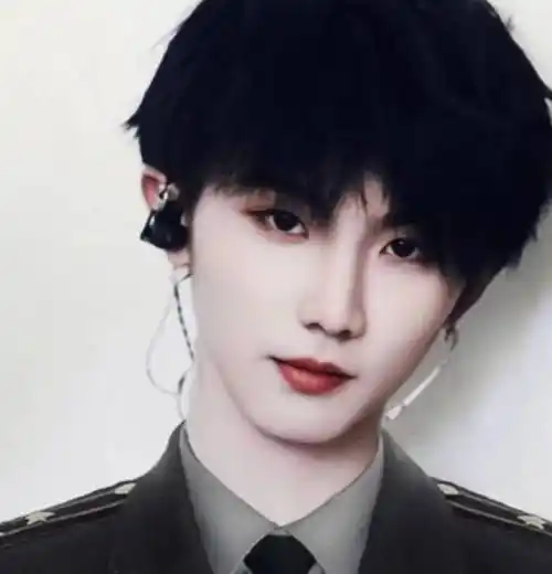 原创马嘉祺出考场穿一身黑衣一路小跑网友这姿势还以为抓小偷