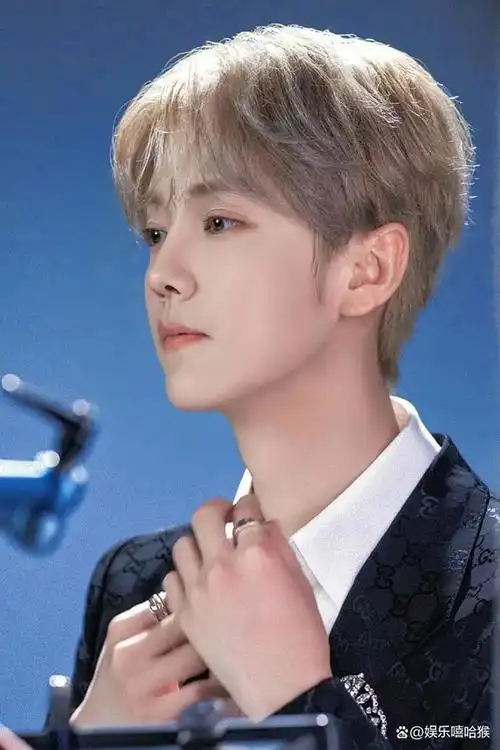 王源无人在意三小流量垫底王源的流量大幅下滑主要源于室内抽烟曝光一