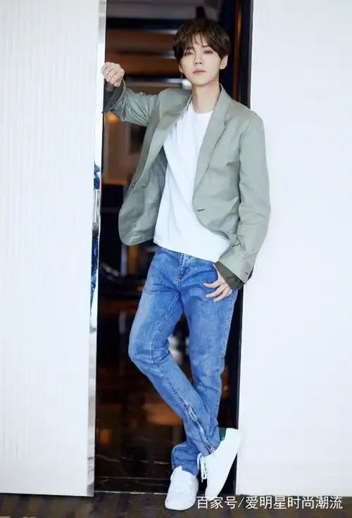 鹿晗随便穿套阿迪达斯的运动装,都帅得让人想恋爱,羡慕关晓彤!