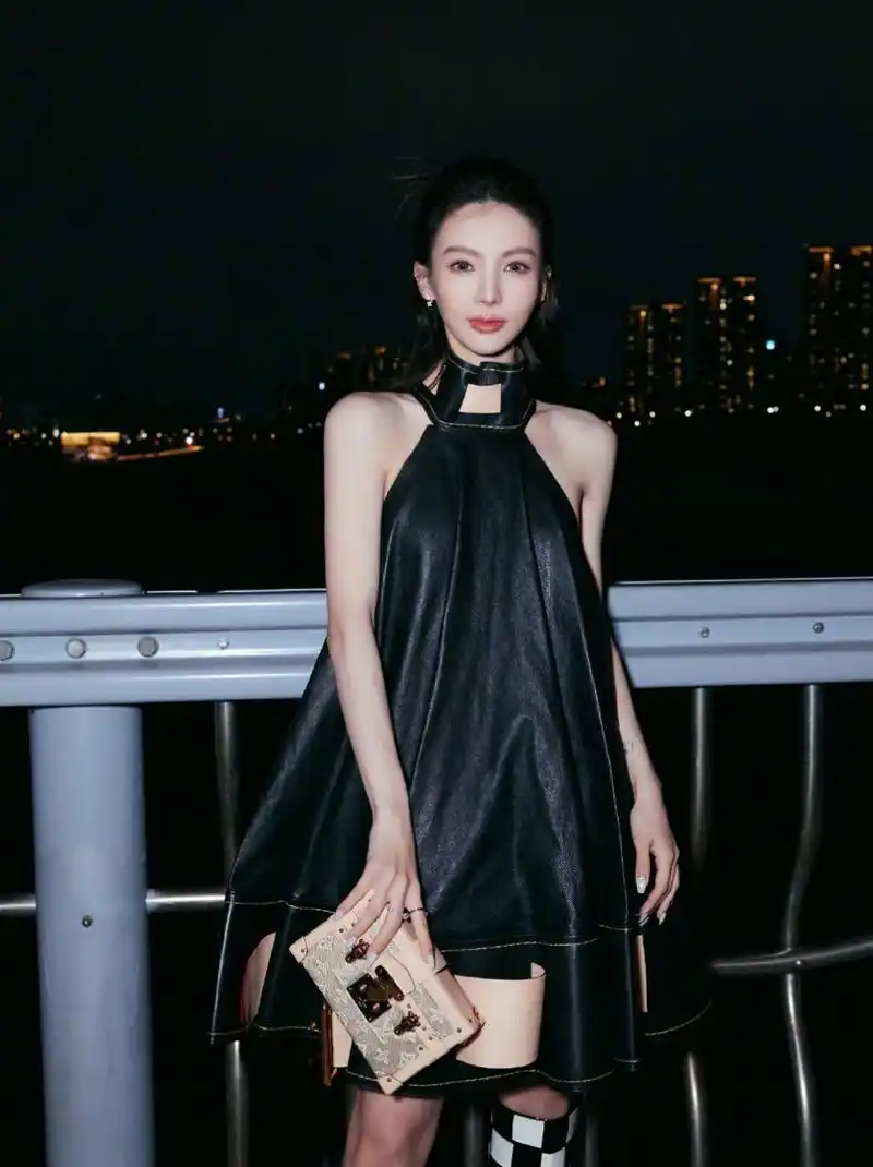 金晨太适合穿黑色,配上公主裙白成一道光,31岁明艳又大气