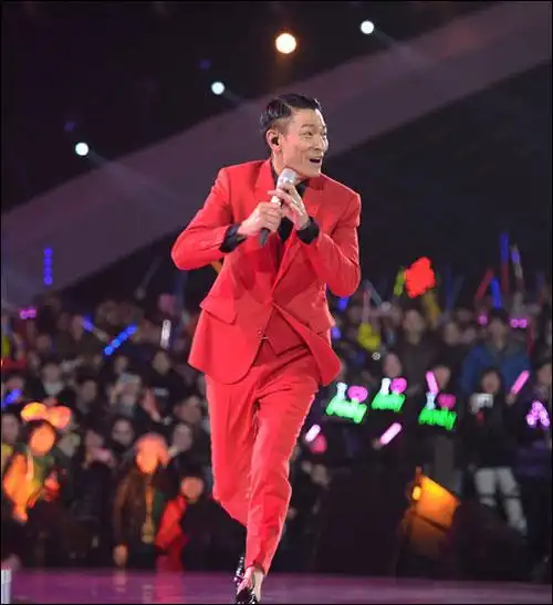 刘德华跨年遭疯狂男粉丝 险生意外差点跌落舞台