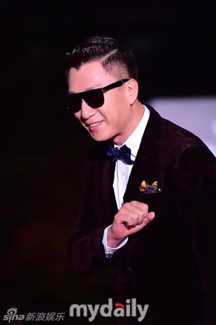 组图:颜王孙红雷亮相韩国大钟奖 红毯羞涩挥手_高清图集_新浪网