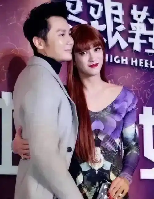 李晨有"新女友"了?"美女"紫色印花裙配咖色长发,美过范冰冰