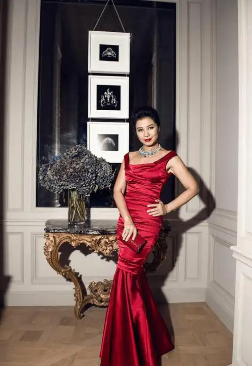 原创钟楚红老得自然有韵味,一袭印花连衣裙复古摩登,端庄稳重