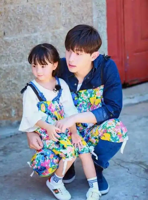 《爸爸去哪儿》小山竹近照曝光,穿露腰装,遭网友吐槽_邓伦_照片_小孩