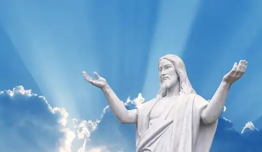 耶稣基督雕像在美丽的天空背景下照片