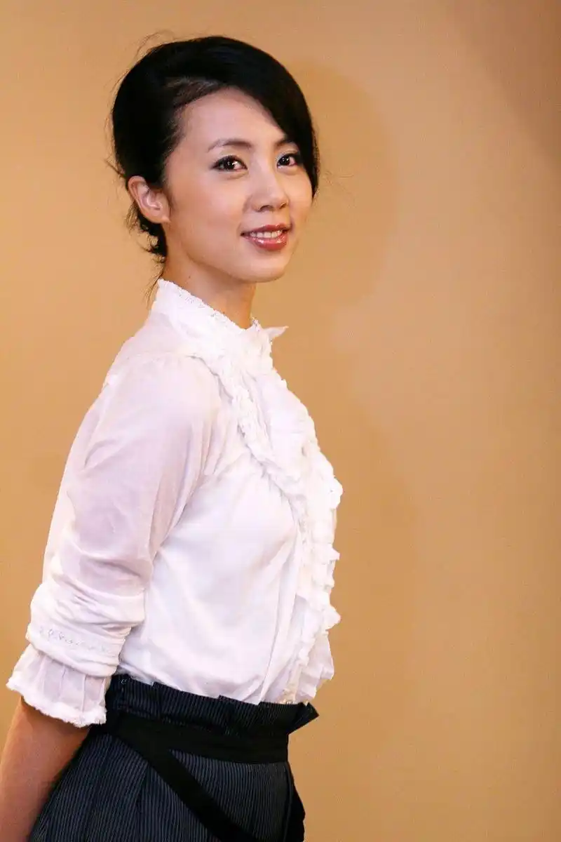 近日,黄磊老婆孙莉晒开宝马带三个孩子到冰上玩耍视频引热议