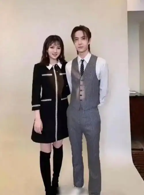 伴随着姚安娜的出道随之而来的是各种争议,而她与王一博的合照也随之