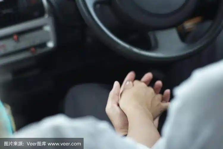 幸福的一对手牵手在车里