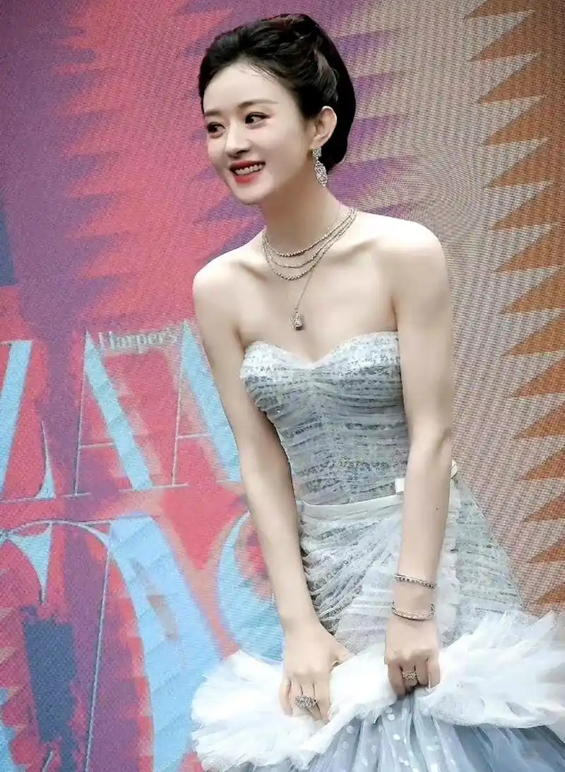 赵丽颖这个白色抹胸裙最好看,发型也很公主