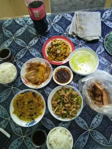 看看看,两个人的日子就是那么舒服,一起早出晚归,一起吃饭,一起逛街