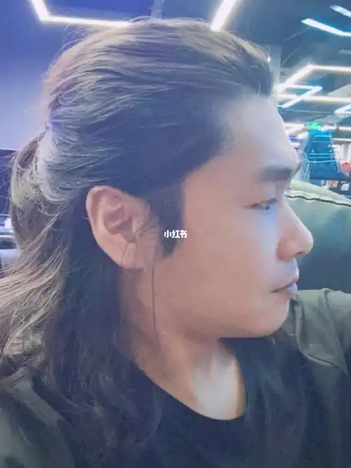 男长发简单扎绑散