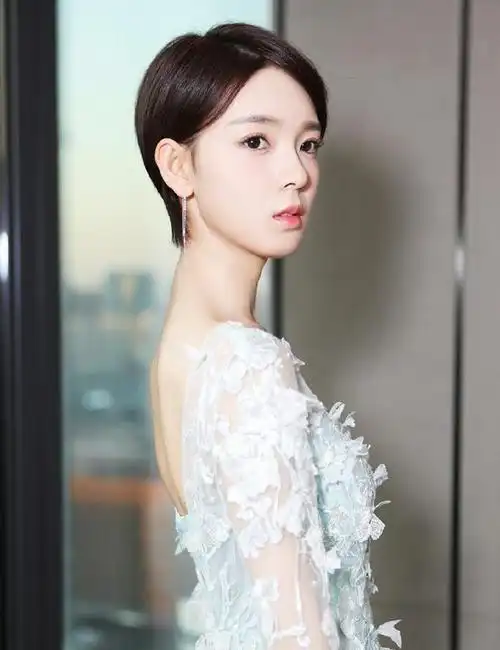 时尚小陈瑶短发精灵惹人爱网友清新小精灵