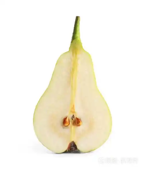 一半的白色背景上的成熟梨子