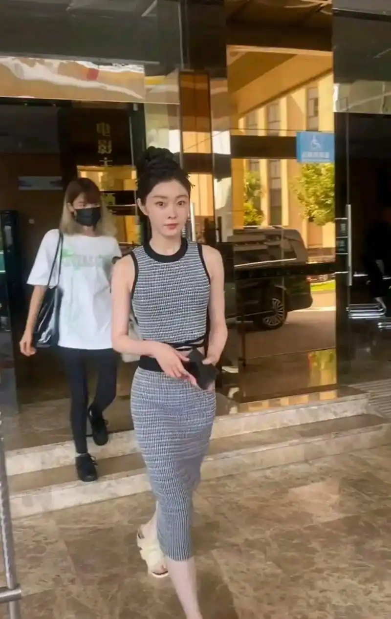 身材颜值绝了,别往宋轶跟前站,就怕比,太漂亮了吧,终于知道我老公为啥