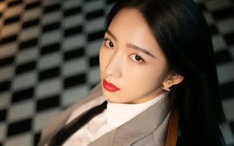 孟美岐灰色西装知性性感图片壁纸