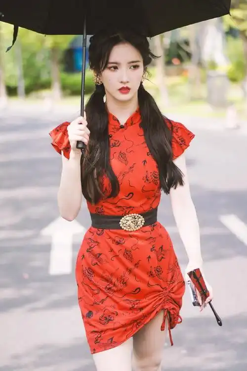 刘些宁为秀腿真拼,穿短旗袍下摆还打个结,"漫画腿"真抢镜