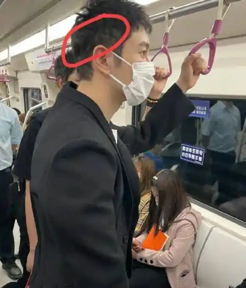 黄晓明坐地铁生图曝光,头发,身高再引猜测!_baby_事业_植发