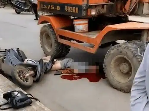 造过档梅州发生车祸3人倒地1小孩已经不会动梅州1妙龄女遭挖掘机碾压