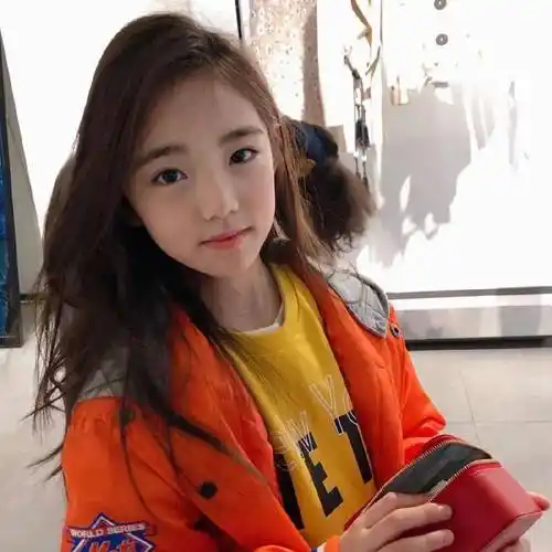 贝克汉姆唯一女儿,12岁仍被禁止上网,化妆,素颜照曝光后,才知道这是一