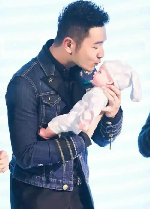 baby儿子小海绵正面曝光网友直呼还好是随了爸爸的长相