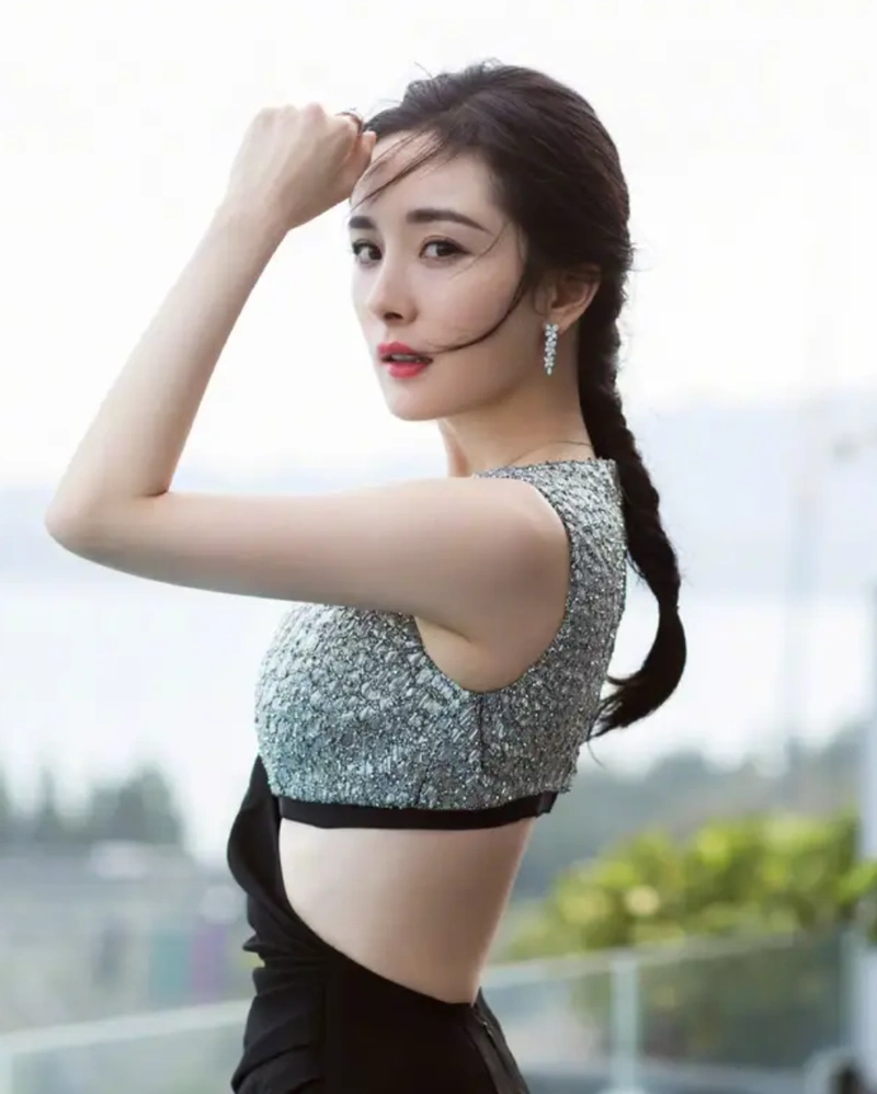 杨幂身材真丰满金色礼服尽显凹凸感烈焰红唇加大波浪真美