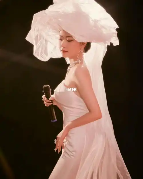 梅艳芳告别演唱会婚纱造型