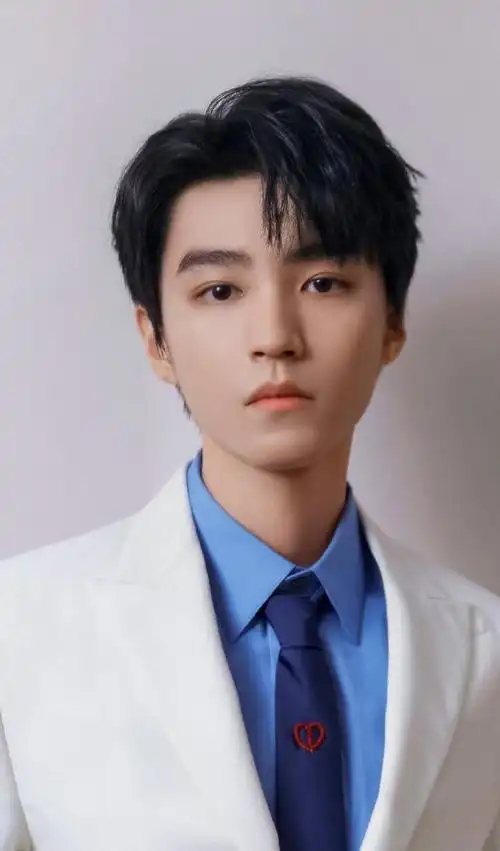 王俊凯海军蓝西装