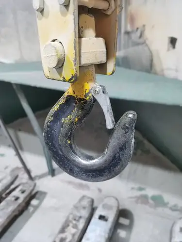 对清壳班切割间缺失的吊车防脱钩进行安装.