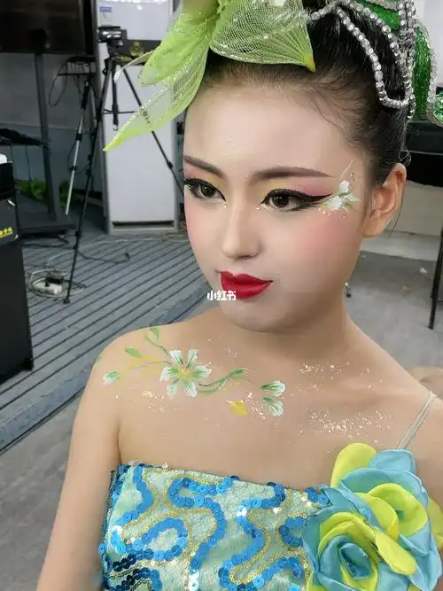 舞台妆彩绘来咯,这种花型可以散落在肩膀,脖子,手臂,然后可以添加亮片