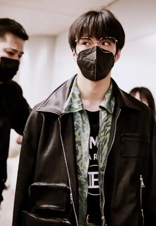 刘耀文近期机场私服身穿工装夹克内搭休闲套装身形修长气质清冷很贵族