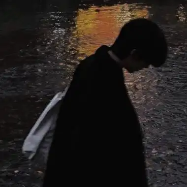 悲伤孤独的暗色系伤感男头