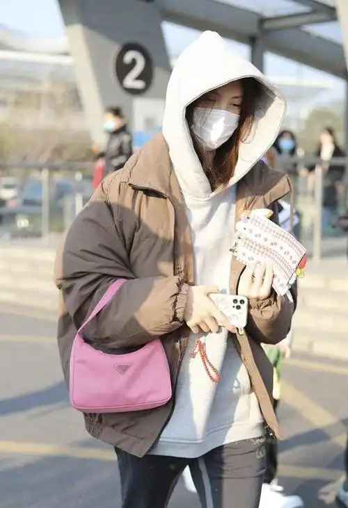 金晨超帅气机场私服造型绿色外套搭配灰色连帽卫衣舒适又休闲