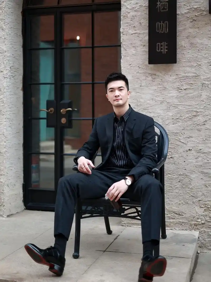 诸事不顺的样子.#正装皮鞋 #大叔 #成熟男人 #西装杀 #雅痞绅士