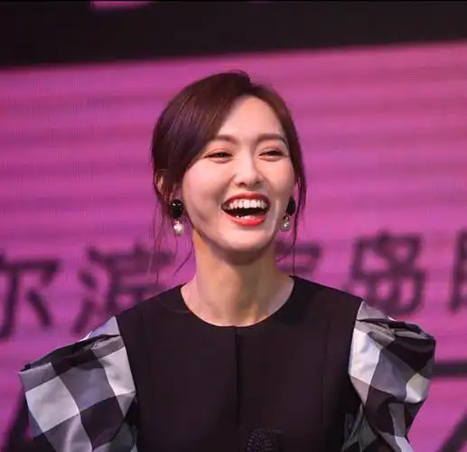 唐嫣穿小礼裙典雅时尚露齿大笑全无女神包袱细长美腿吸睛