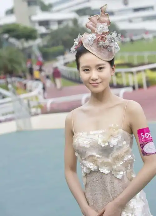 "白月光"刘诗诗:17岁出道23岁爆红,从傻白甜到10亿阔太