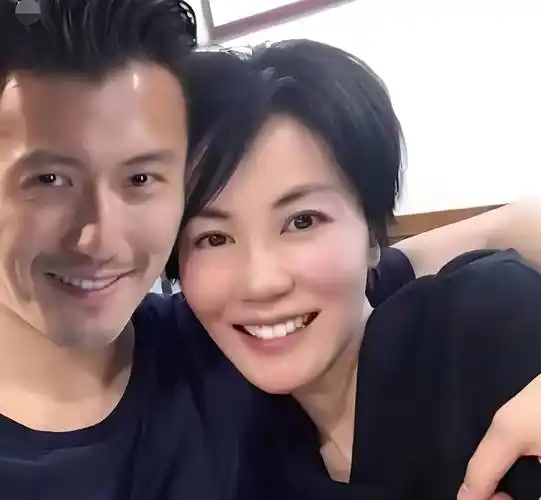 谢霆锋转让一半锋味公司股份给54岁王菲,展现深爱与信任!