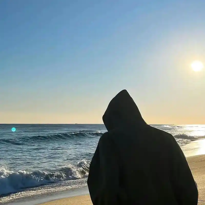 氛围感男生头像 | 在路上 永远不晚.背影男头#背影男生头像 - 抖音