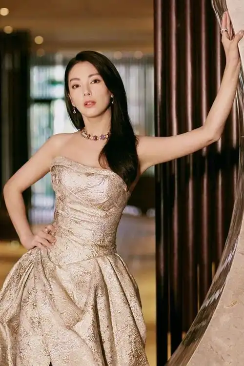 穿旗袍的张雨绮太显s曲线了,前后撑得饱满,但腰部太细皱皱的|穿搭