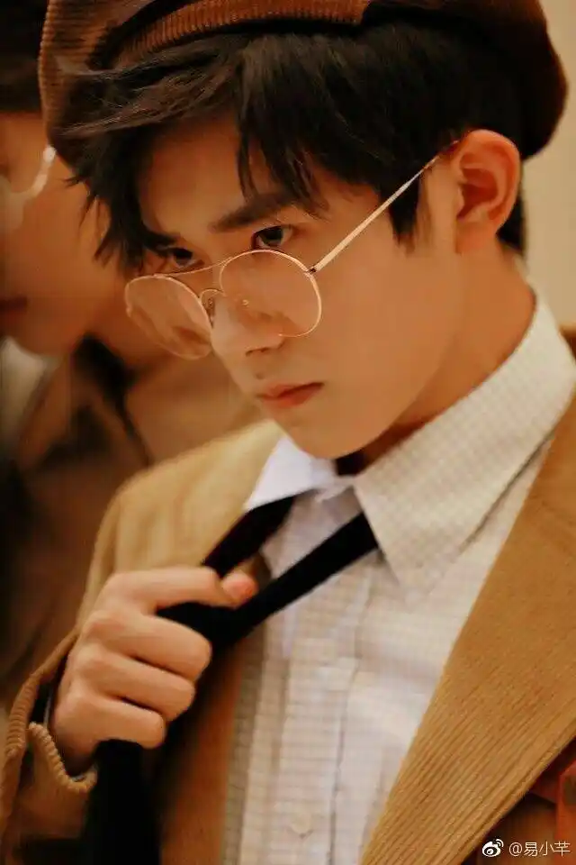 易烊千玺戴贝雷帽合集 从小到大的帅气