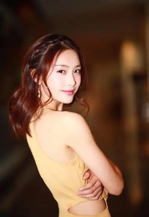王嵛吊带裙性感优雅写真图片
