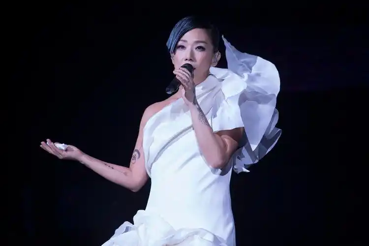 回顾李宗盛狠心抛弃发妻婚内恋上林忆莲花甲之年娶小27岁娇妻