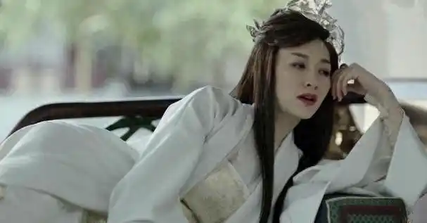 47岁李小冉凭庆余年出圈翻红,出走半生归来仍性感迷人|娱乐圈|古装剧