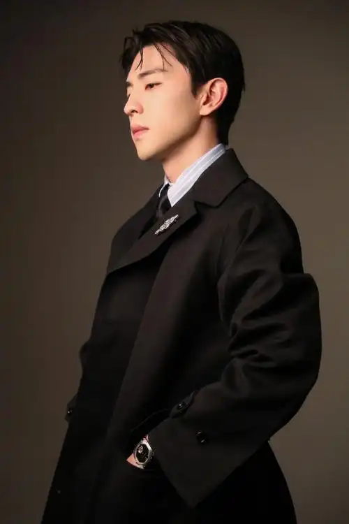 邓伦|你可以永远相信邓伦的写真!穿风衣尽显绅士风度,抬眼动作好矜贵