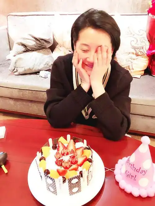 许晴生日素颜吃脏脏包 保持身材靠"懂事的肉"