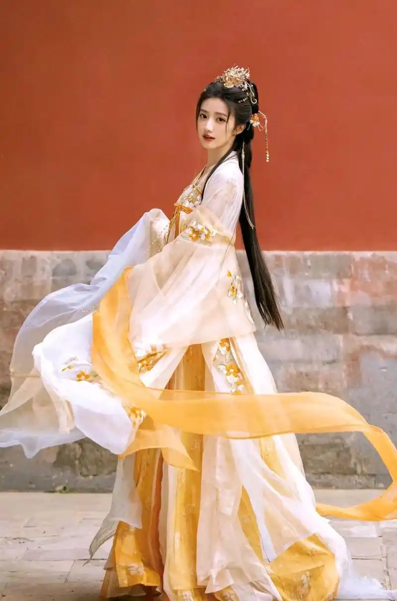 扶柔倾国色,风华绝世人#你心中的古装女神# #明星出圈的穿搭# #惊艳