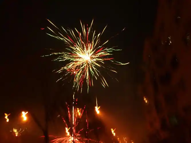 过年了放鞭炮了!