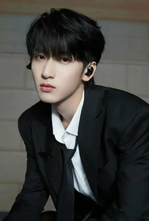 严浩翔黑色深v西装