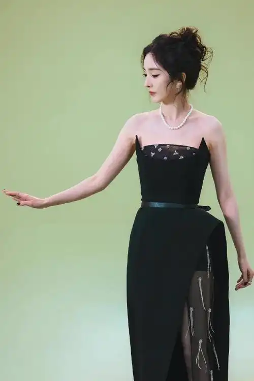 杨幂在首个元宇宙之夜,获沸点年度艺人称号,红毯造型时尚又优雅